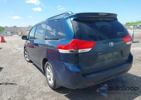 2011 Toyota Sienna Le V6 z USA, uszkodzony, nr VIN 5TDKK3DC2BS167825